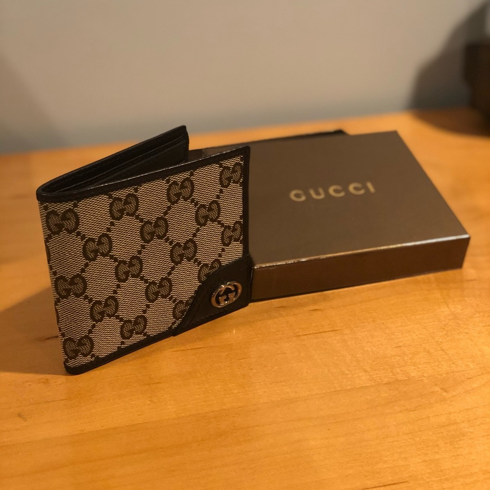 Beautiful Gucci men’s wallet Authentic🌟